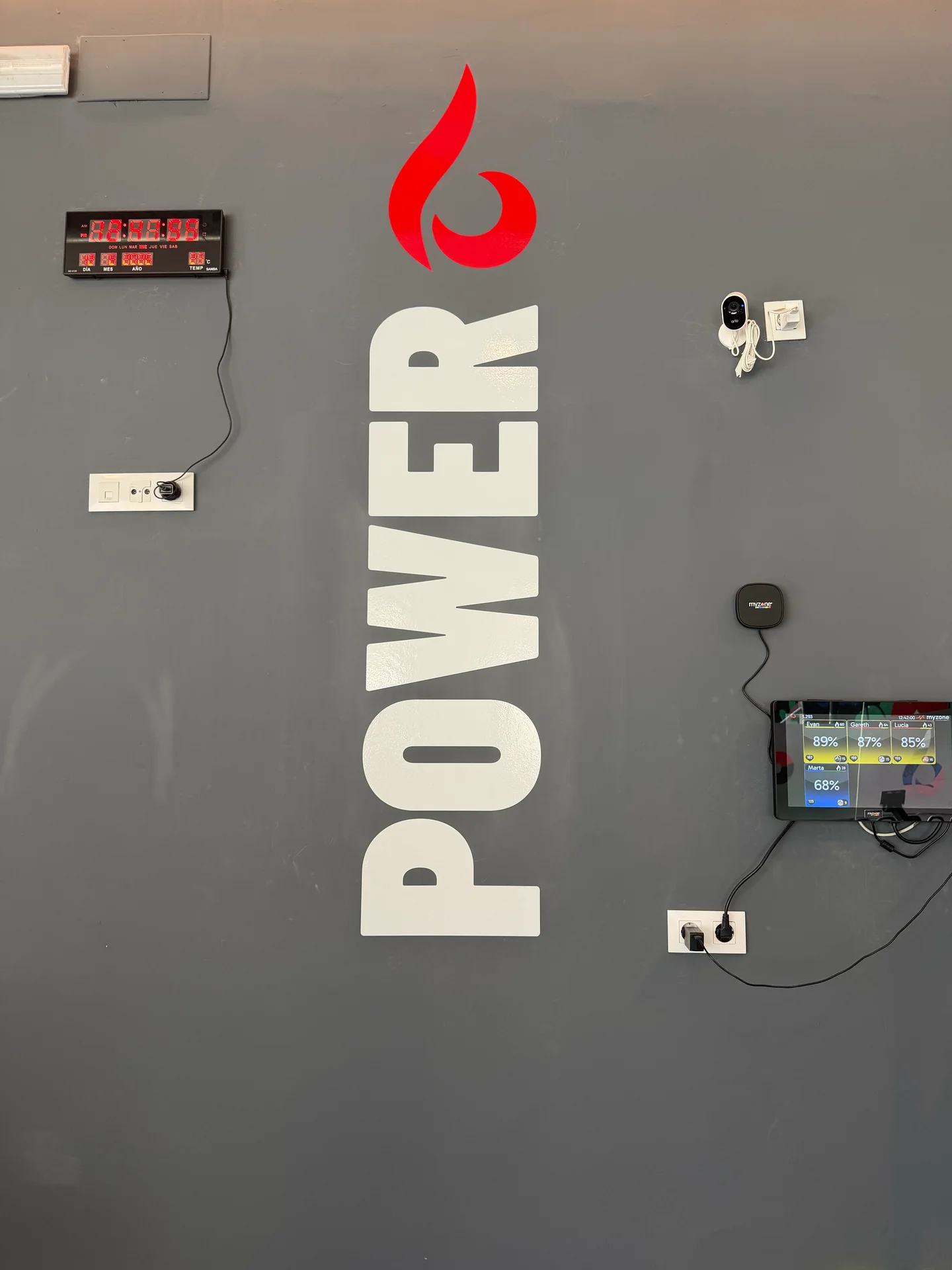Detalle del rótulo Lume Power en la sala de entrenamiento funcional